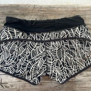 Black and White Leaf Print Women's Shorts